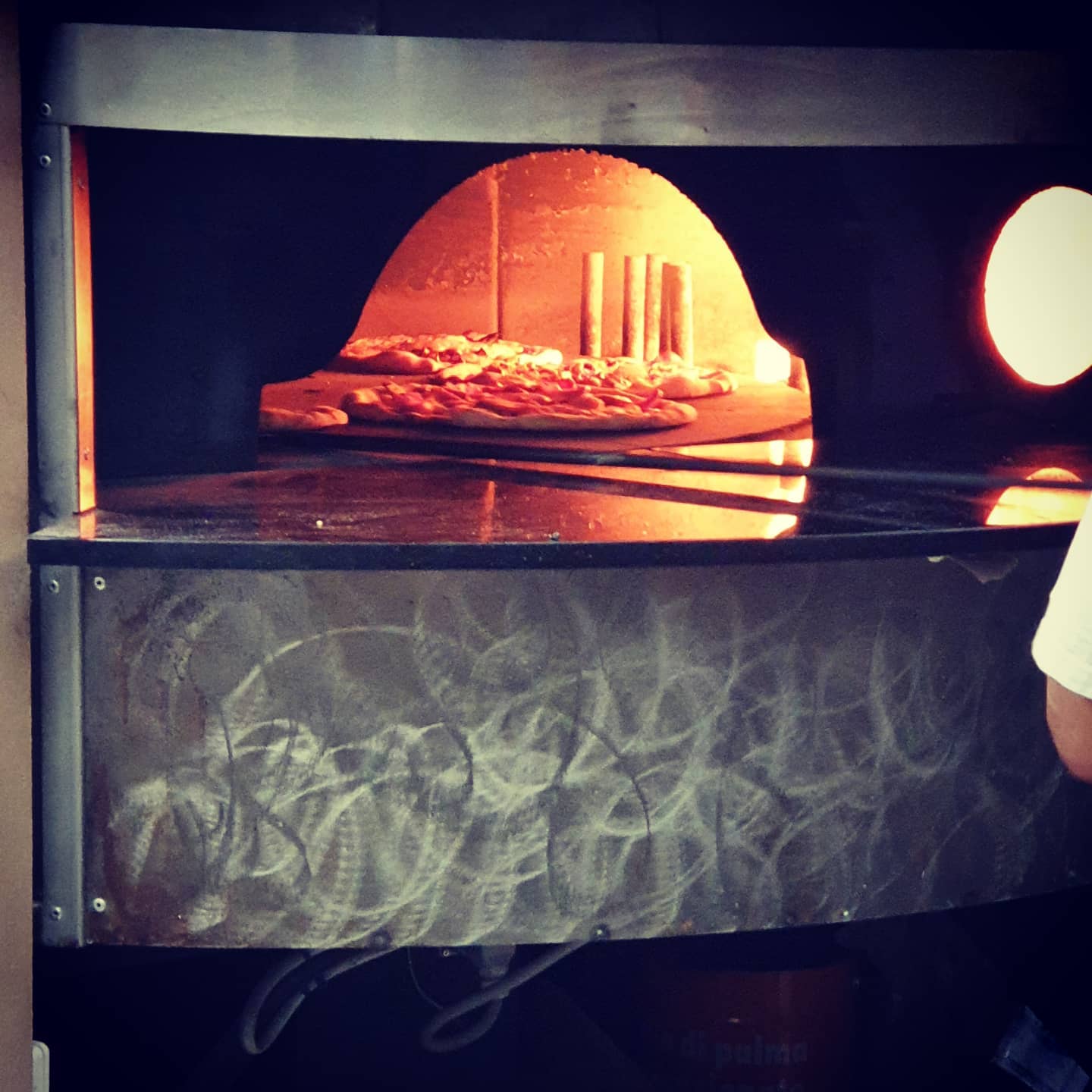 Forno a legna acceso