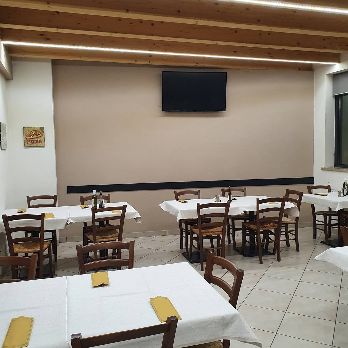 Sala interna con soffitto in legno